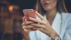 ¡Cuidado con el phubbing! El peligro de despreciar a los demás con el teléfono móvil