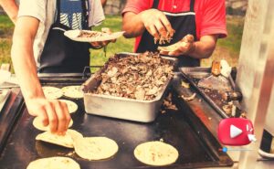El taquero más guapo de Quintana Roo te espera en Puerto Morelos