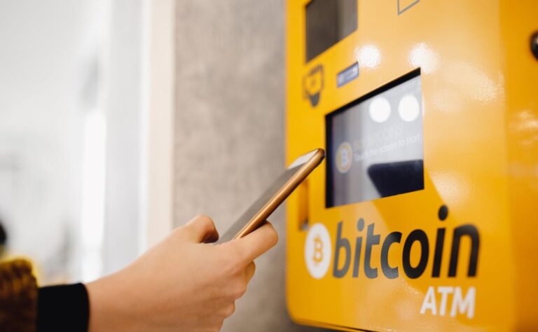 Haz crecer tu dinero: Aprende a invertir en criptomonedas usando un cajero Bitcoin